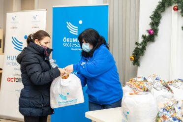 Élelmiszercsomagokkal és téli tüzelőanyaggal segítünk Kárpátalján és Erdélyben