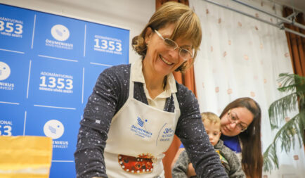Lévai Anikóval sütöttek mézeskalácsot az átmeneti otthonban lakó gyermekek Szolnokon