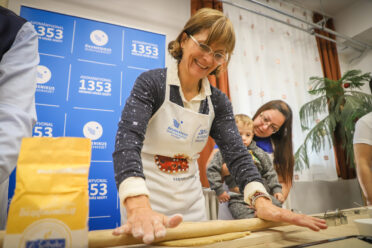 Lévai Anikóval sütöttek mézeskalácsot az átmeneti otthonban lakó gyermekek Szolnokon