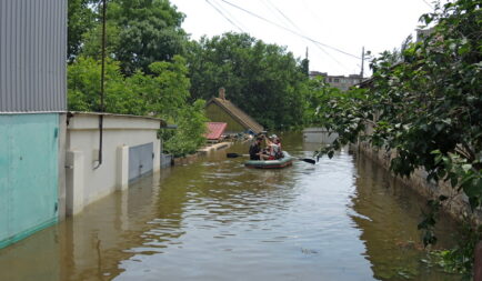 Folyamatos helyszíni jelenléttel és egymást követő segélyakciókkal támogatja a gátrobbantás miatt víz alá került települések lakosait az Ökumenikus Segélyszervezet