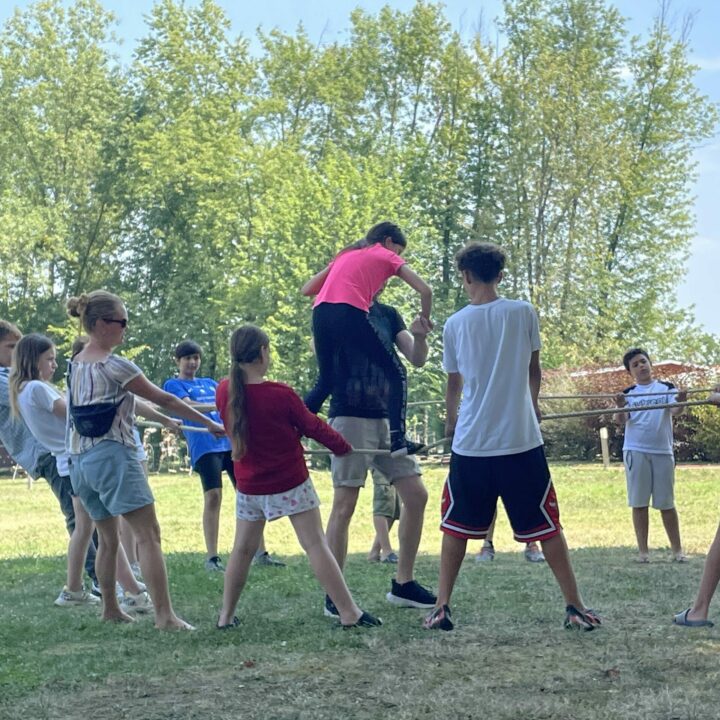 A túlsúlyos kisfiú, akit a társai a levegőbe emeltek