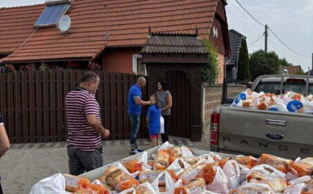 Házról házra járva kerültek kiosztásra az élelmiszercsomagok