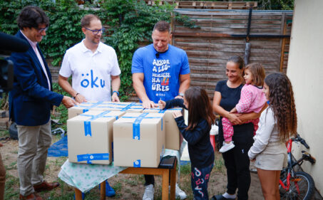 Csomagok megérkeztek a rászoruló családhoz. A csomagok bontásában segített Gáncs Kristóf és Vastag Csaba.