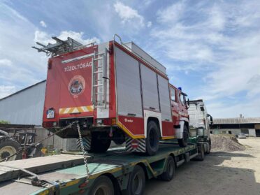 Tűzoltóautó az árvíz által sújtott Nagyborosnyóra