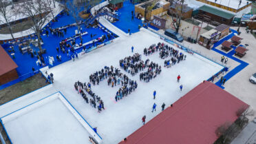 Különleges összefogás a koripályán