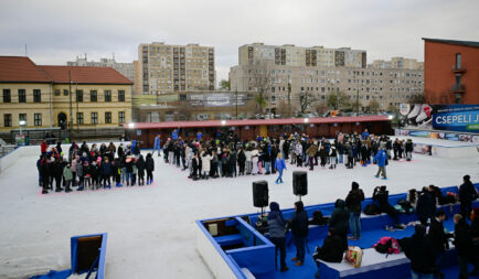 200 korcsolyázó diák formázta meg a 1353-as adományvonal számjegyeit a Csepeli Jégparkban