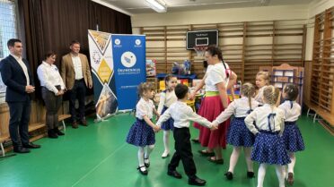 450 gyermek fejlődését segíti a SolServices Kft.