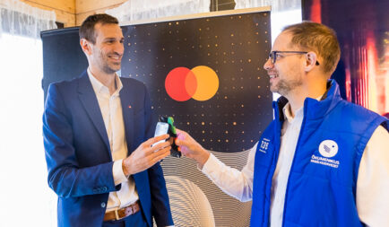 Adományozás egyszerűen és biztonságosan: digitális innováció az adománygyűjtésben a Mastercard és az Ökumenikus Segélyszervezet együttműködésével