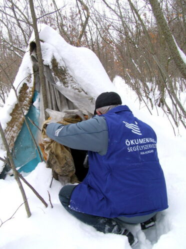 Életmentő segítség a fagyban – rendkívüli intézkedésekkel védi a hajléktalanokat az Ökumenikus Segélyszervezet
