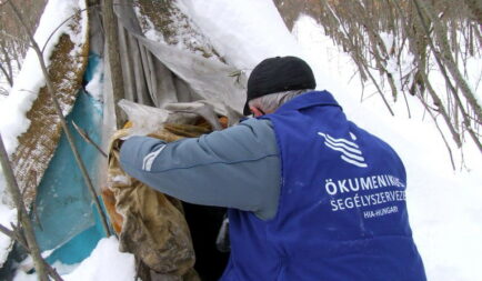 Életmentő segítség a fagyban – rendkívüli intézkedésekkel védi a hajléktalanokat az Ökumenikus Segélyszervezet