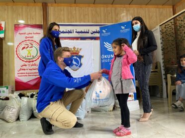 Iraki árvaház lakóinak ajándékozott téli ruhákat a Segélyszervezet